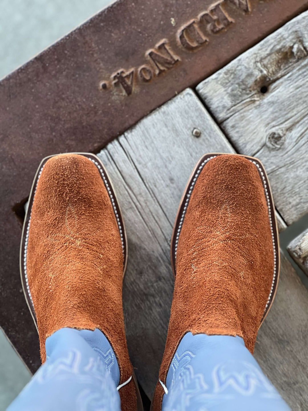 Olathe Boot Co. | Brown Mule Roughout O Toe Boot | Toe View