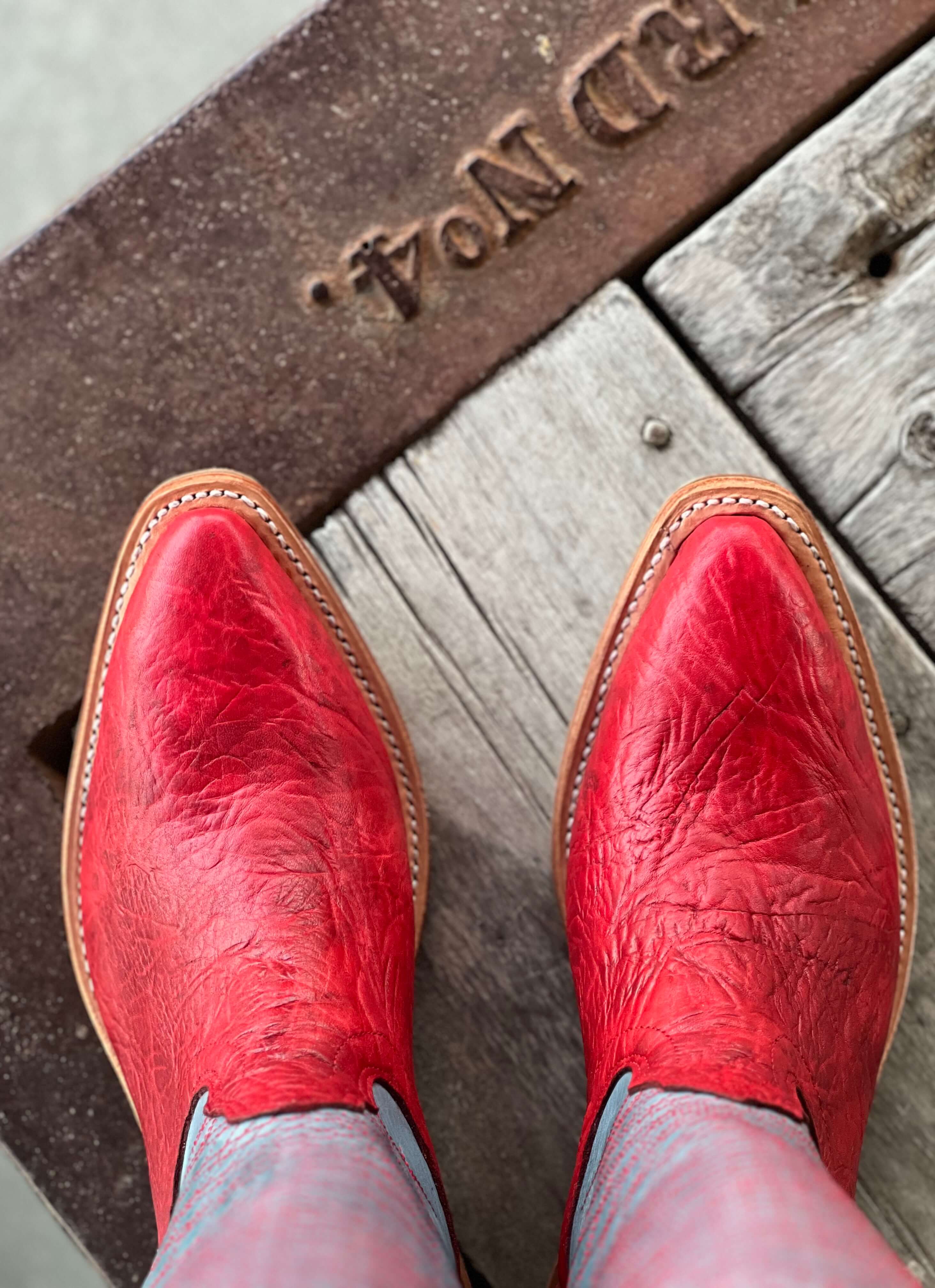ATAO BooBoo ラズベリーレッド(中古品) Fenoglio Boot Co. | Big Red Tauras Shoulder Boot – Outpost Western