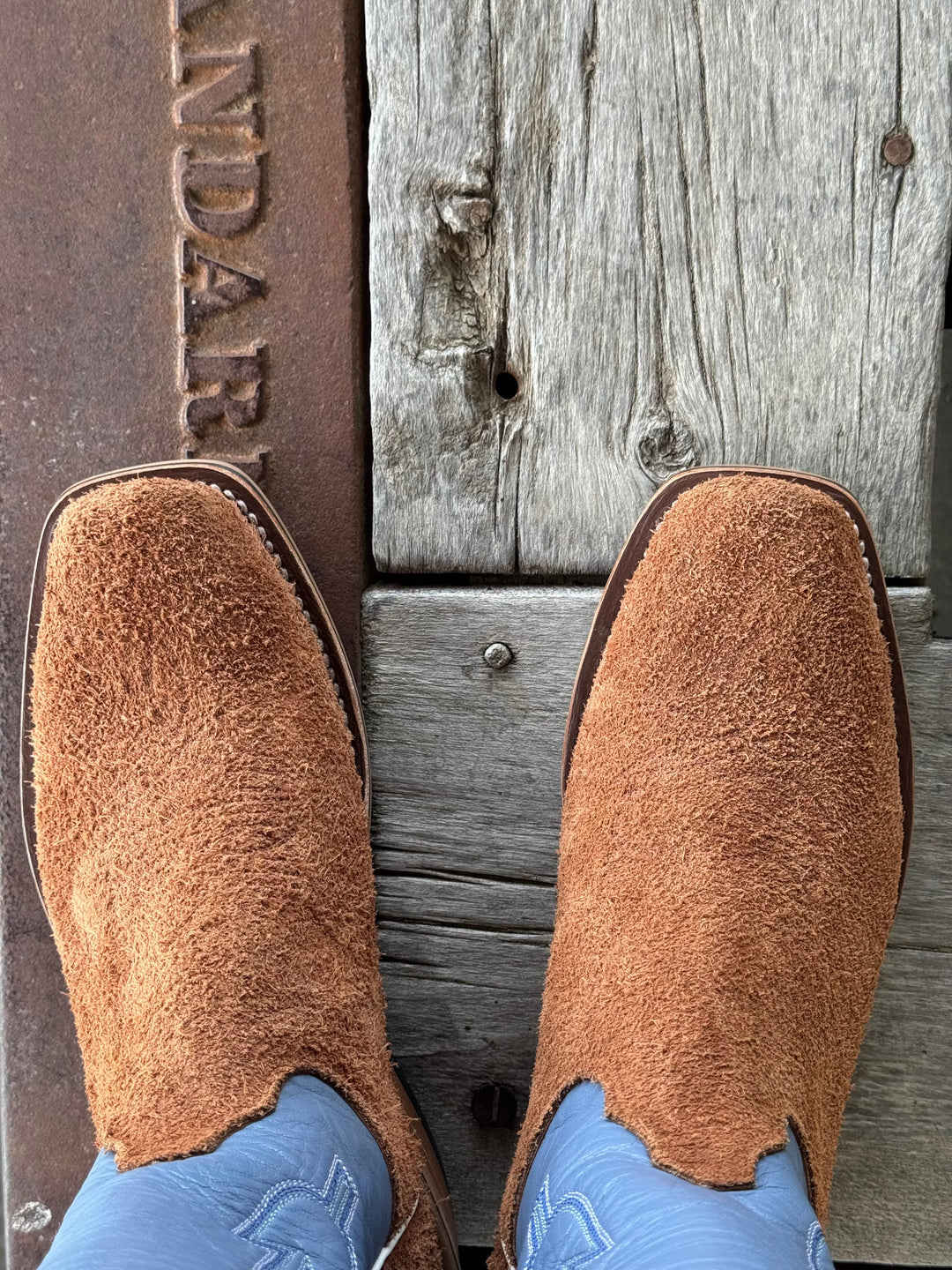 Olathe Boot Co. | Brown Mule Roughout O Toe Boot | Toe View