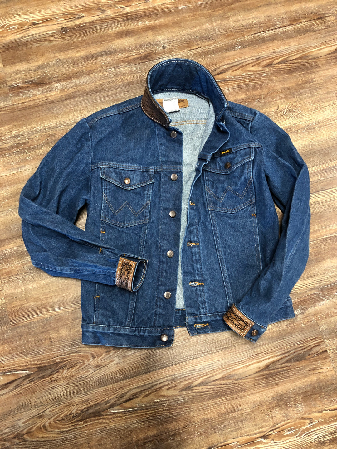 Wrangler | Custom Cedar Ridge Leather Collar/Cuffs Denim Jacket